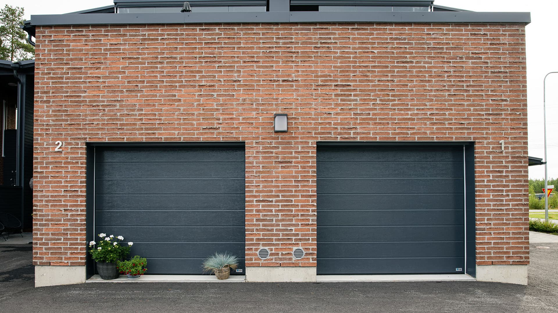 Turvallinen autotallinovi suojaa sekä käyttäjää että omaisuutta