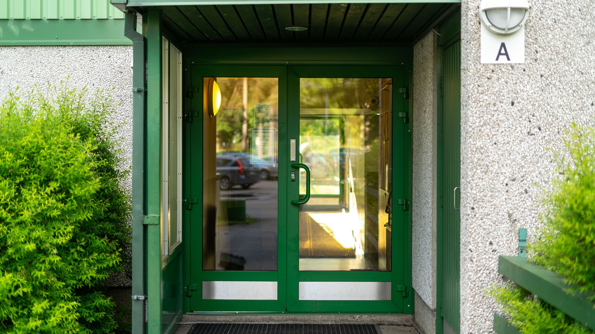 1920 Taloyhtiöön energiansäästöä ulko-ovien avulla turner alumiiniprofiiliovet kerrostalon alaovi