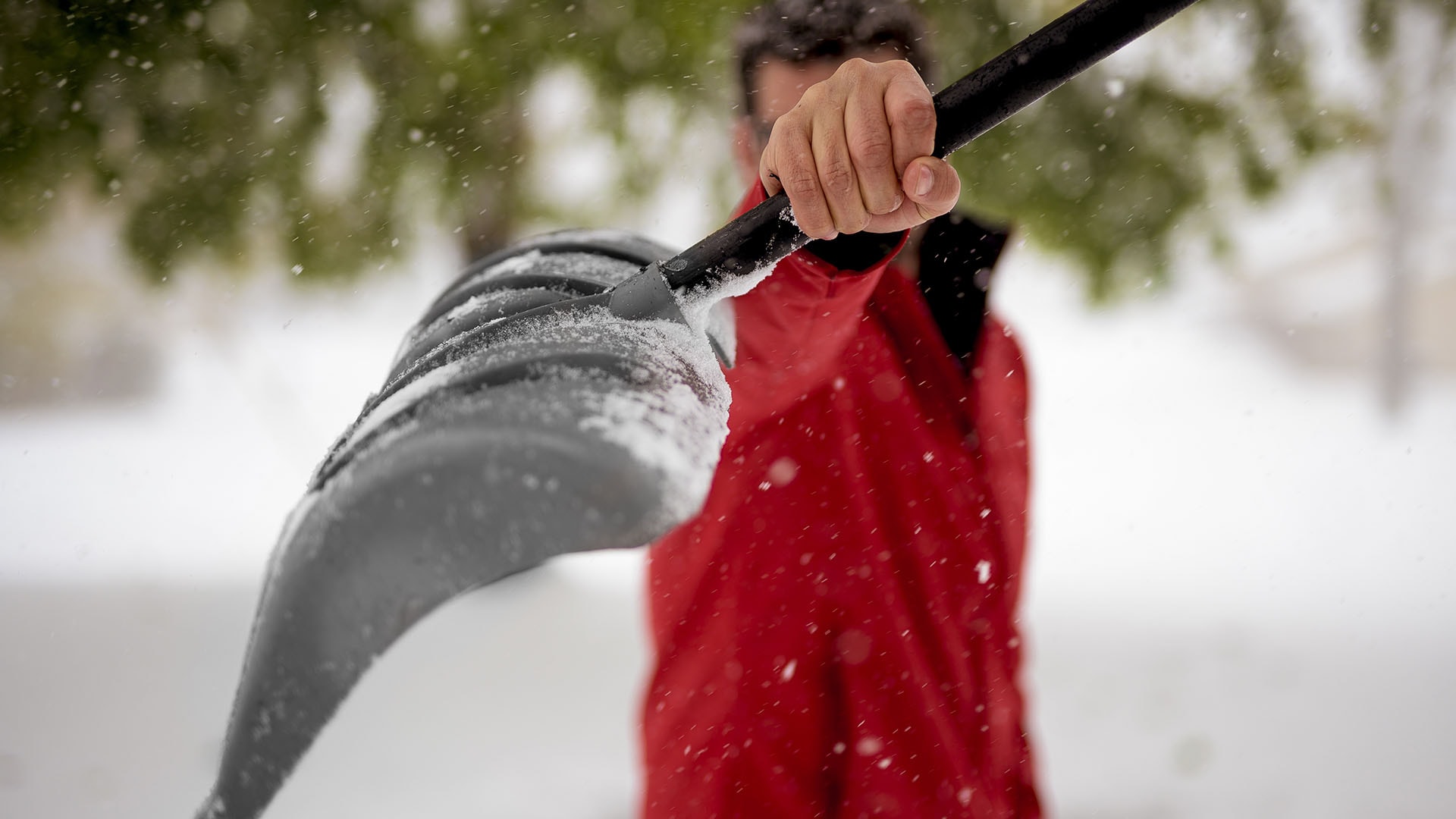 Poista lumet pihakiveykseltä lumilapiolla älä suolalla
