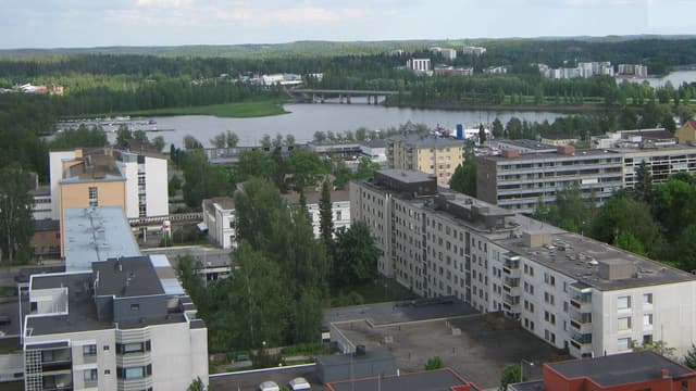 kaupunkimaisemaa, jossa kerrostaloja sekä taustalla maisemaa ja vesistöä