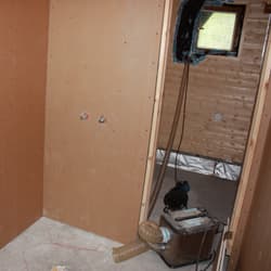 <p data-block-key="zwz6j">Kuivaus kylpyhuoneessa aloitettiin viipymättä. Kuvassa näkyy myös kylpyhuoneen uusittu levytys.</p>