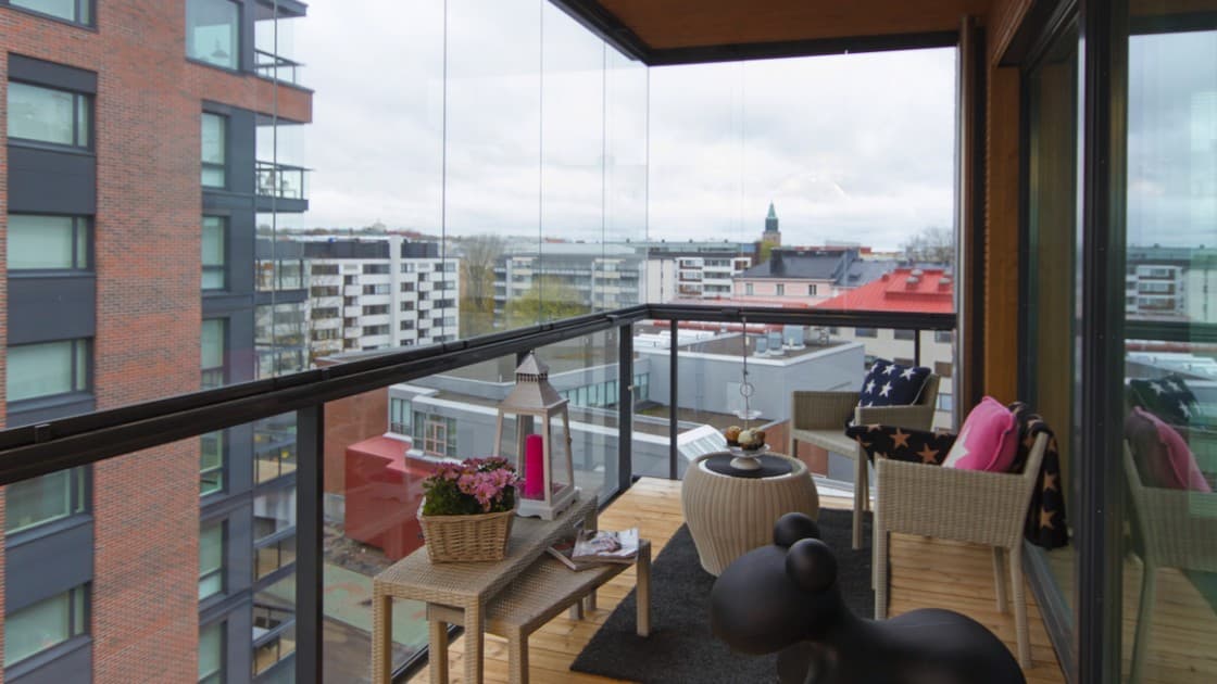 Parvekelasitus säästää ylimääräisiltä lumitöiltä