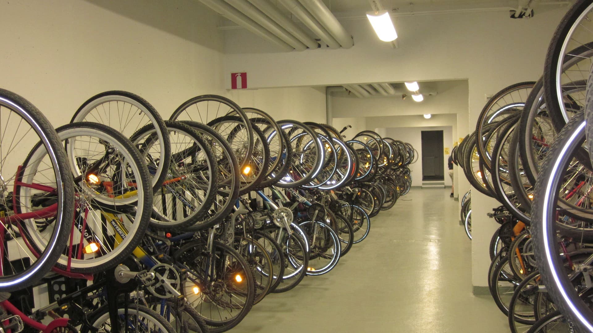 <p data-block-key="lnlex">Pyörävarastoihin asennettiin Compact PTL-2 -telineet, joilla tehostettiin tilan käyttöä.</p>