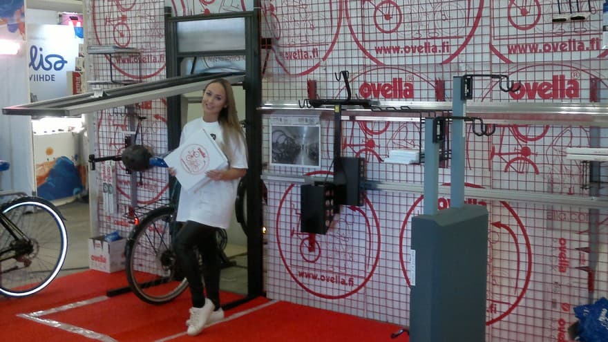 Polkupyörä kippioven taakse suojaan