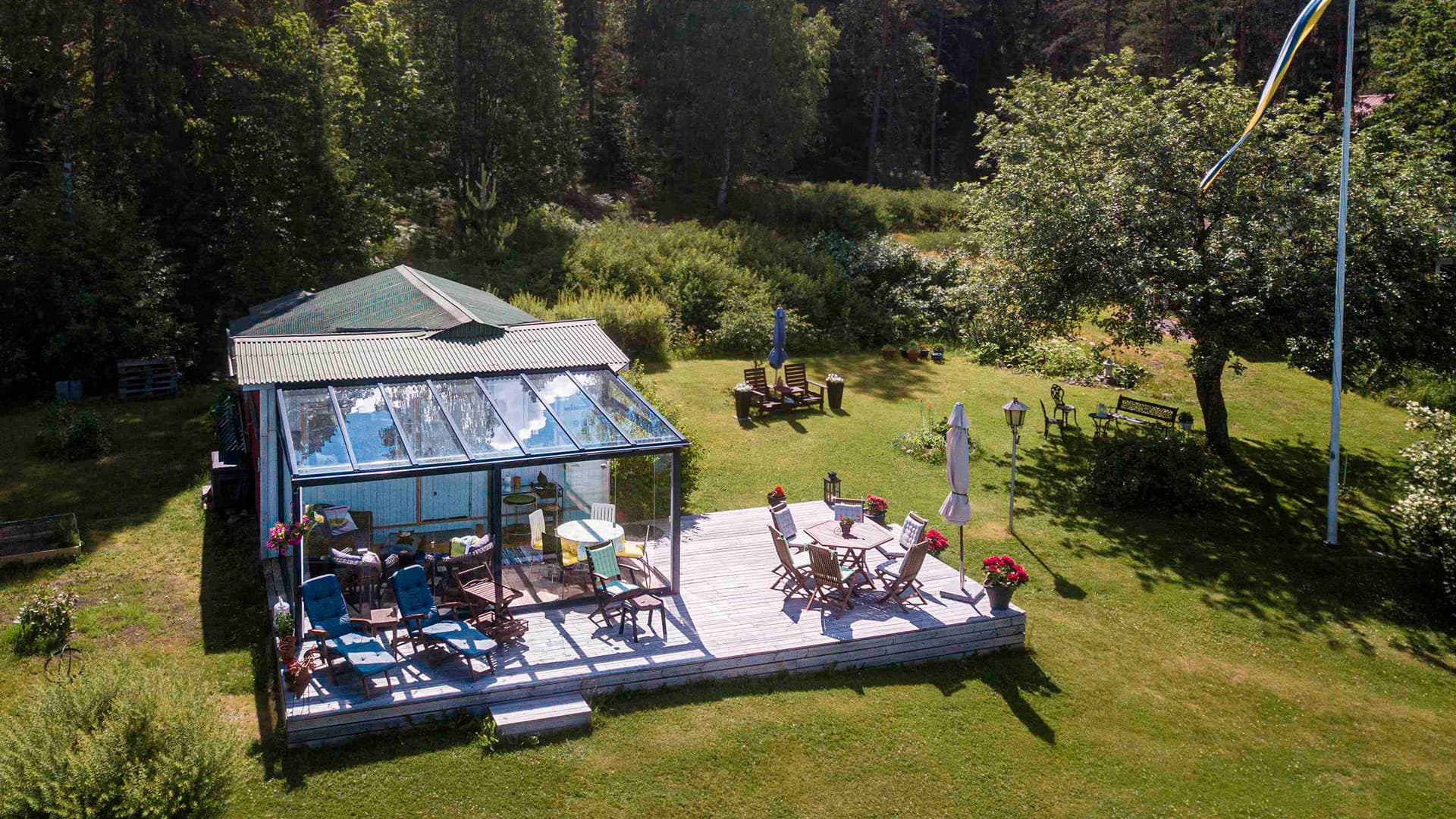 Pihan ja terassin suunnittelulla harmoninen kokonaisuus