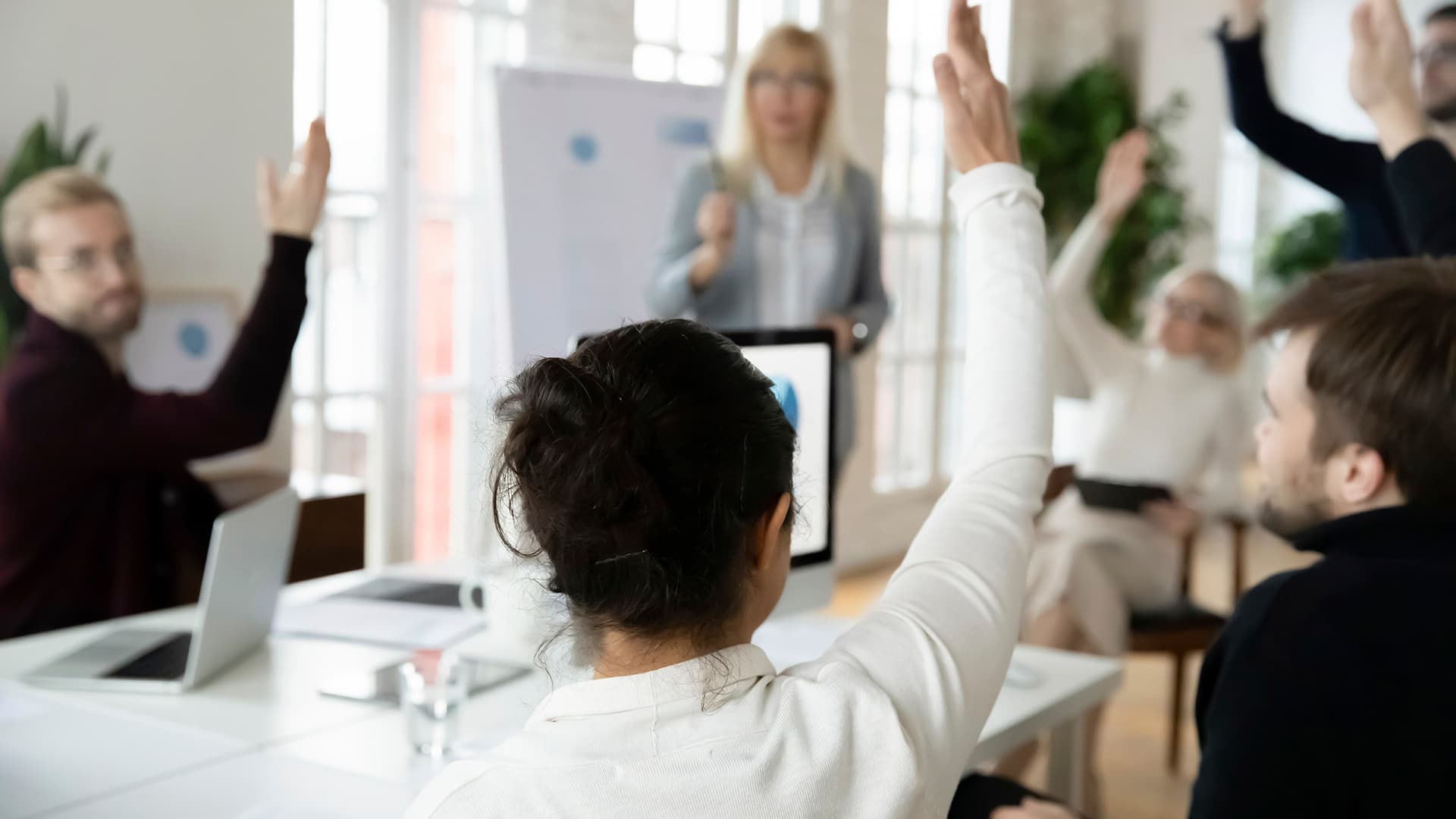 Miten hallituksen uusi jäsenen valitaan erotilanteessa kesken kauden?