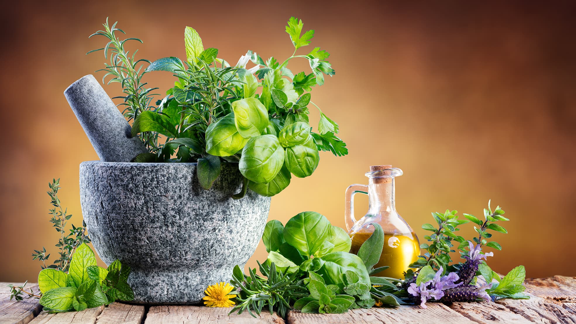 Tuoksuvat, maistuvat yrtit: Yrttien voima keittiössä ja puutarhassa