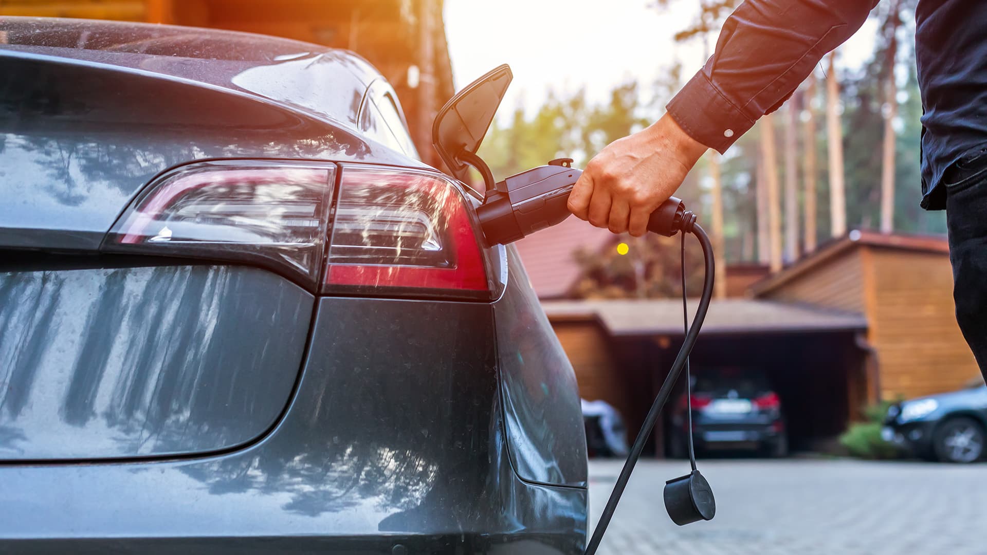 Onko sallittua ladata sähköautoa lämmitystolpasta?