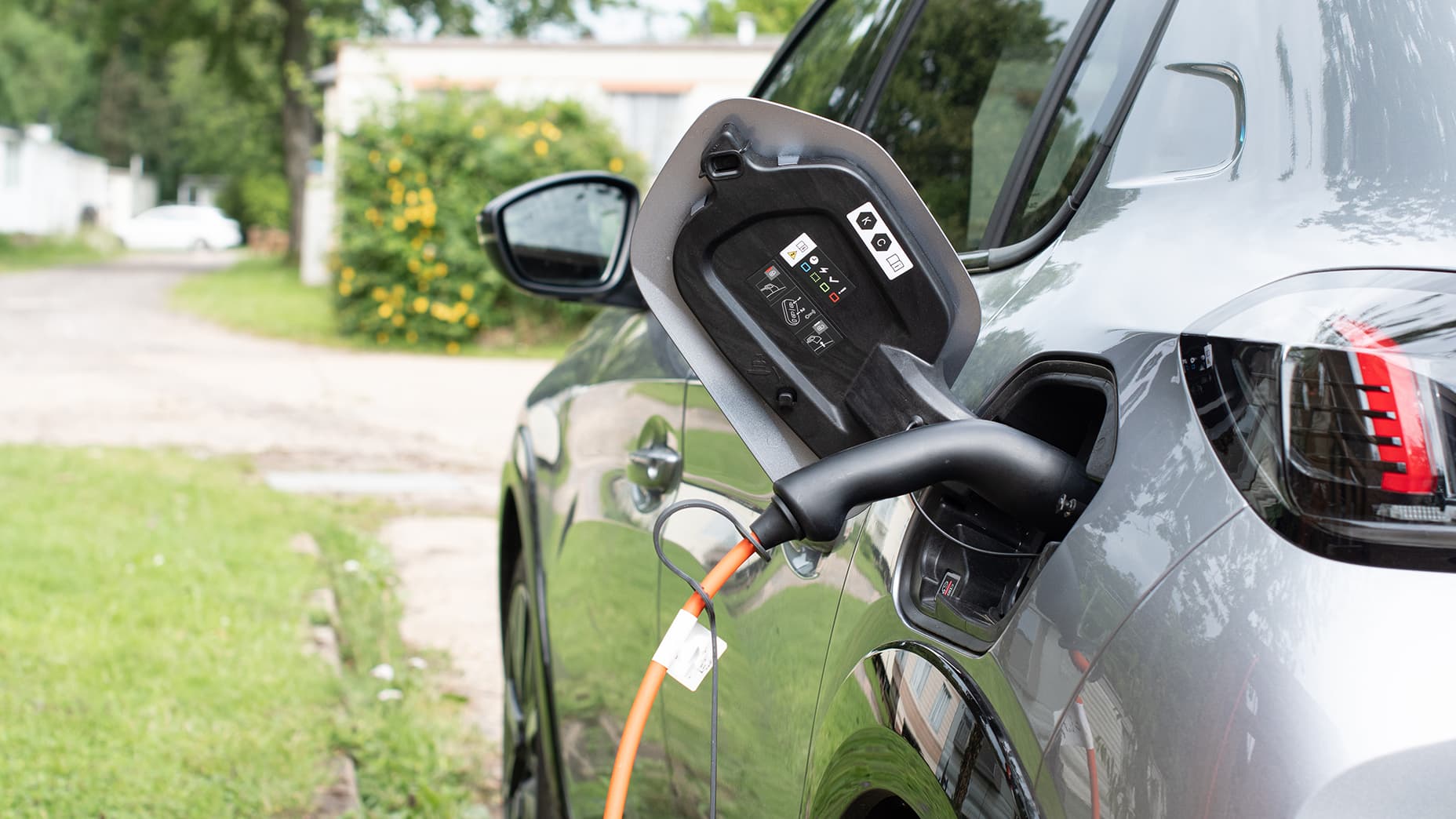 Viikon kysymys: Tarvitsemmeko pientalossa taloyhtiöltä luvan sähköauton latauspisteelle?