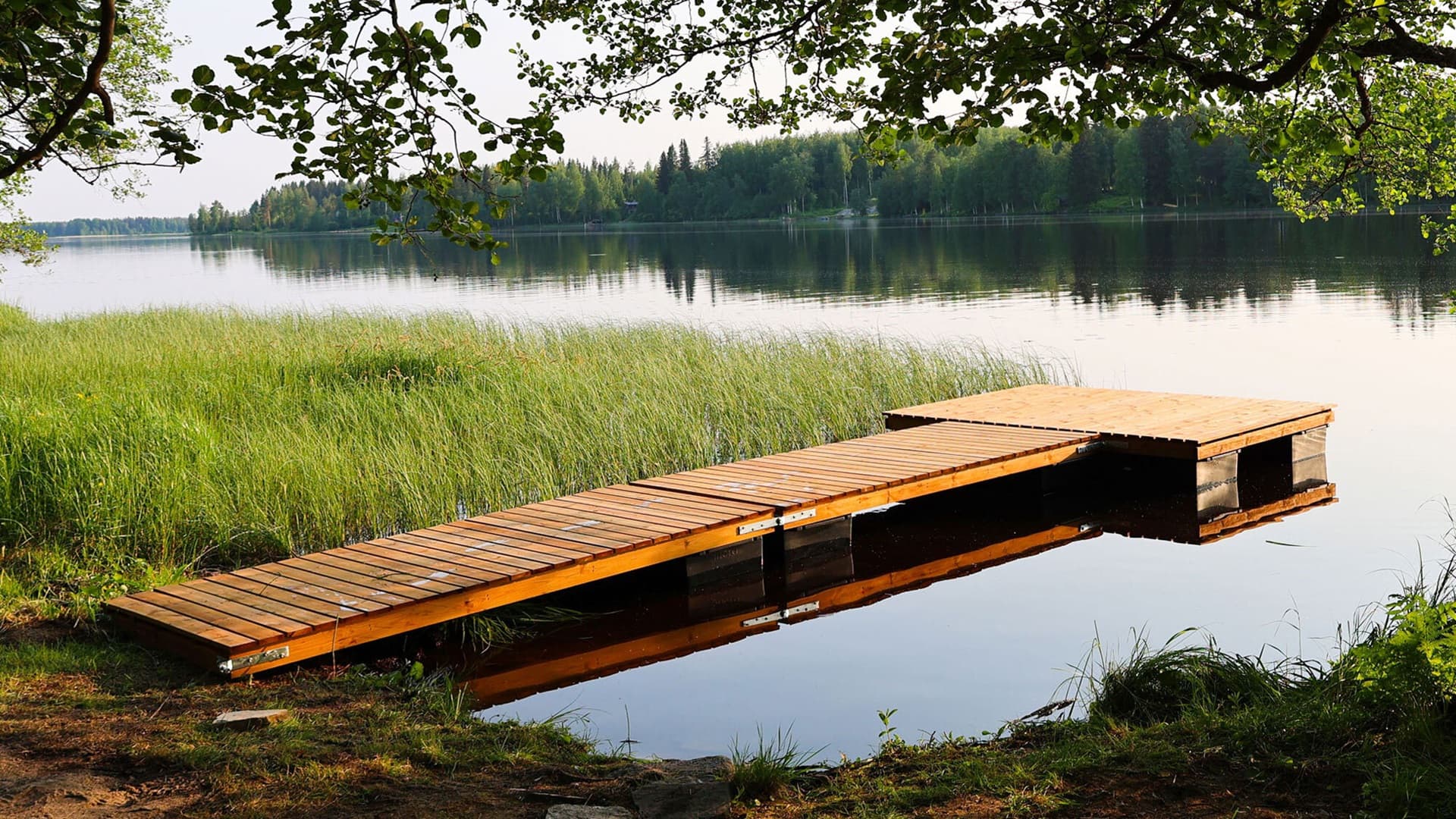 Toimiva laituri mökkirantaan – ponttoniratkaisu kaikkiin vedenkorkeuksiin