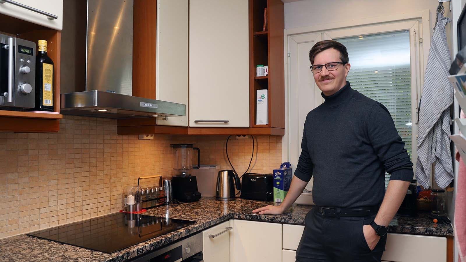 <p data-block-key="7rqic">Petri Kinnusen keittiöön asennettiin saneerauksen yhteydessä Swegon CASA Rock -liesikupu.</p>