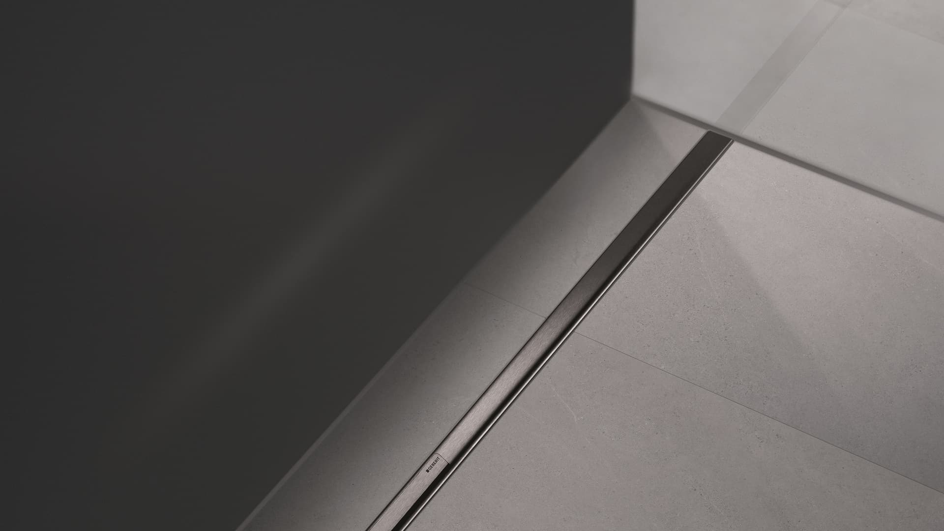 Helposti asennettava suihkukouru on nyt saatavana myös sivuliitännällisenä