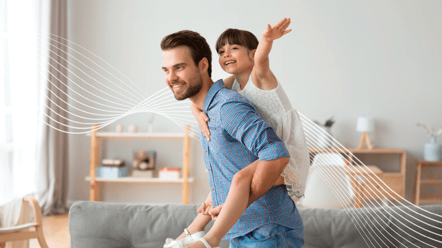 isä ja poika leikkivät olohuoneessa