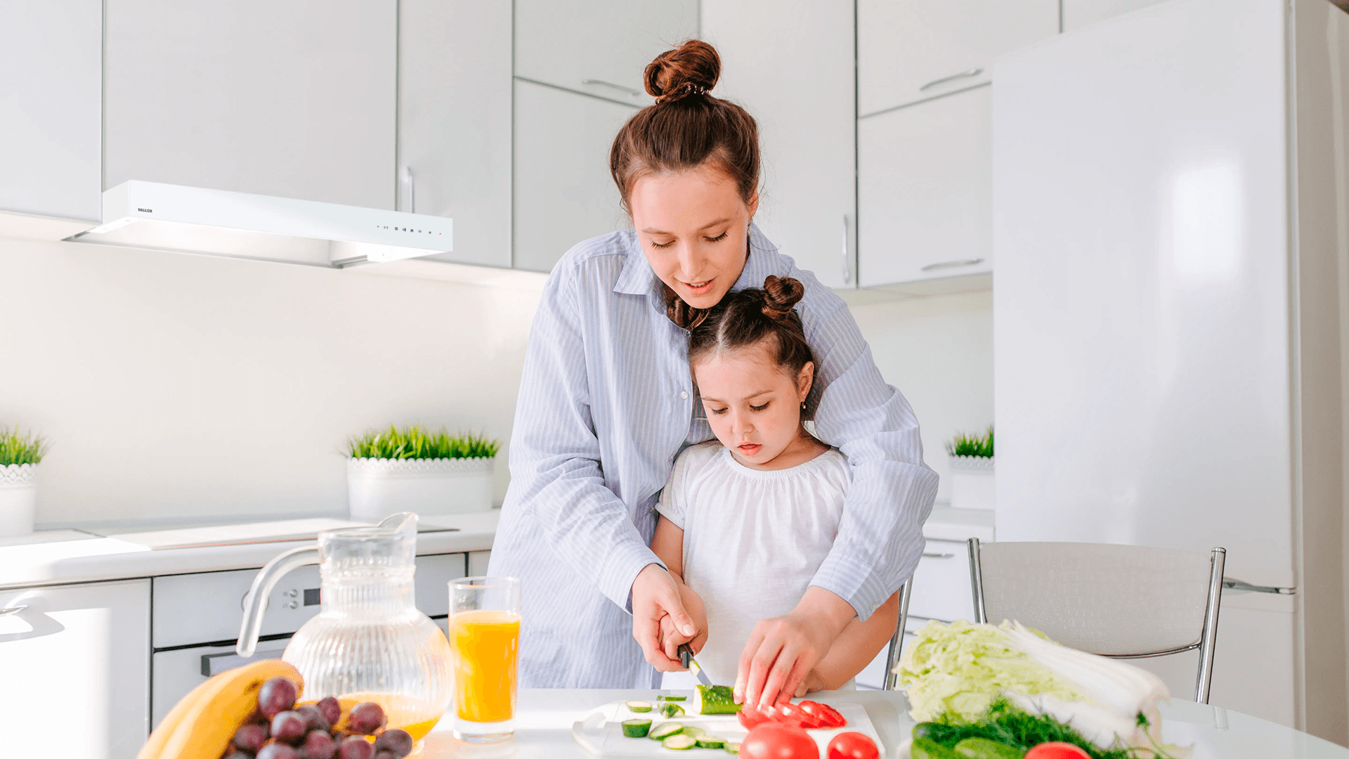 <p data-block-key="j9xmy">Vallox liesikupu- ja tuuletinvalikoimasta löytyy toimiva ja tehokas ratkaisu keittiön kärynpoistoon niin kerrostalojen yhteispoistojärjestelmään kuin omakotitaloonkin. Kaikissa helppokäyttöisissä malleissa on kestävä, metallinen rasvasuodatin.</p>