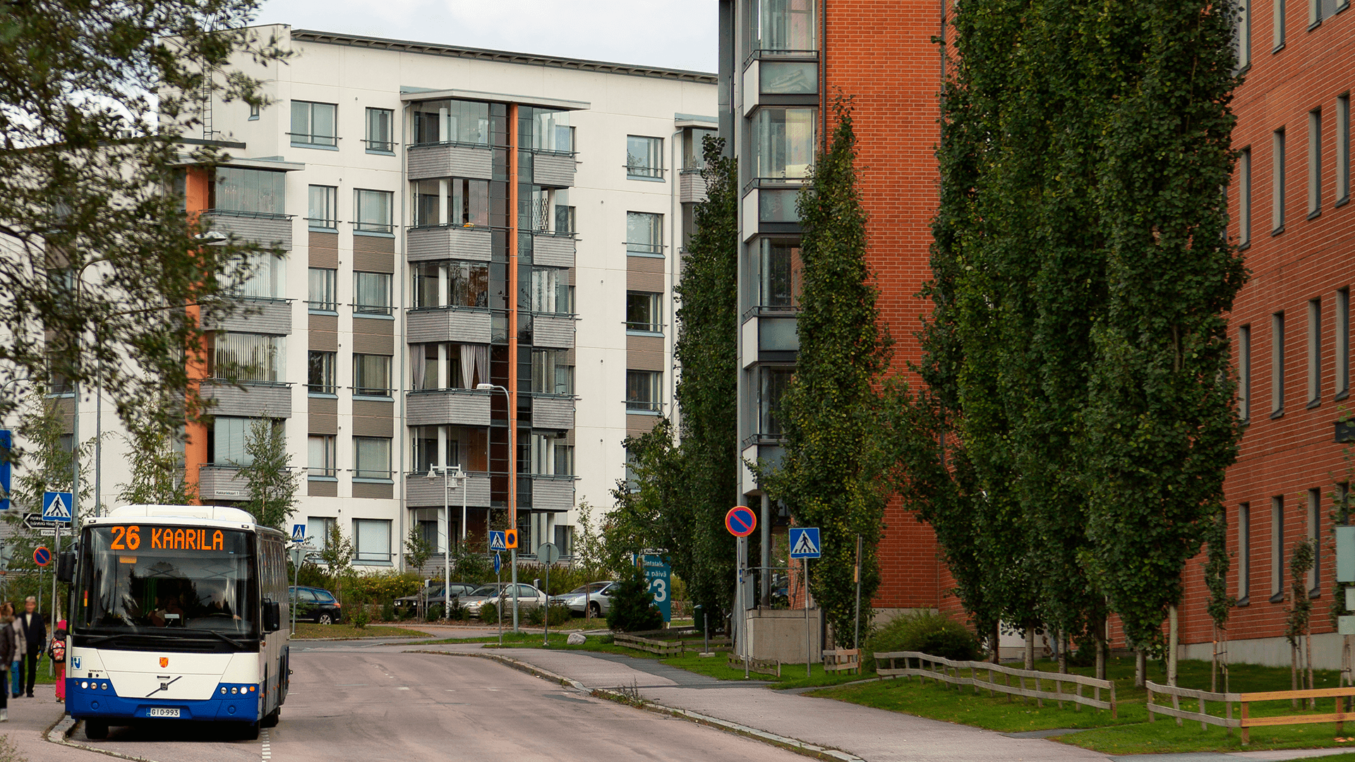 katukuva kerrostaloalueelta Tampereella. Kuvassa myös bussi