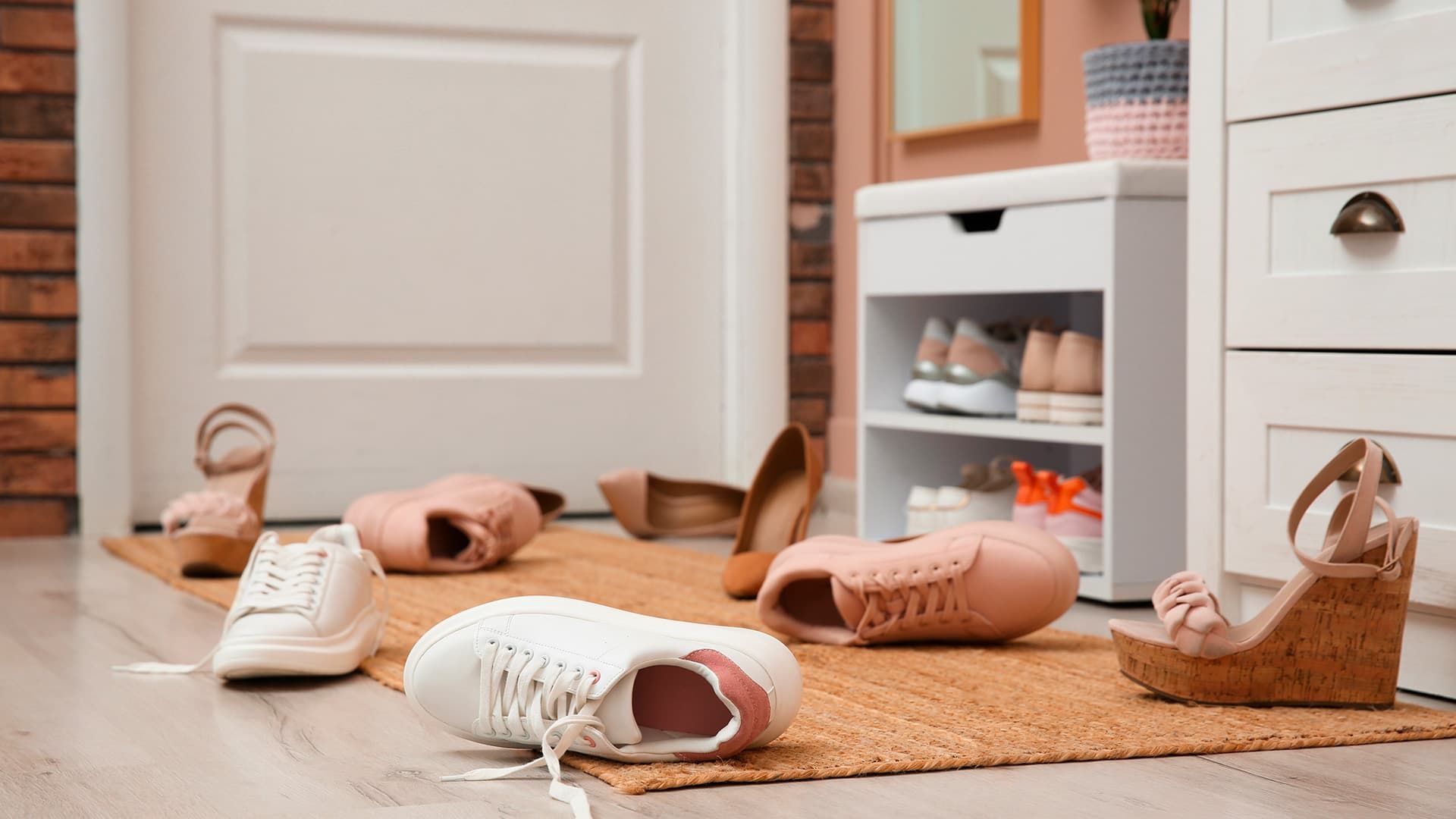 Eteinen, kodin käyntikortti vai murheenkryyni?