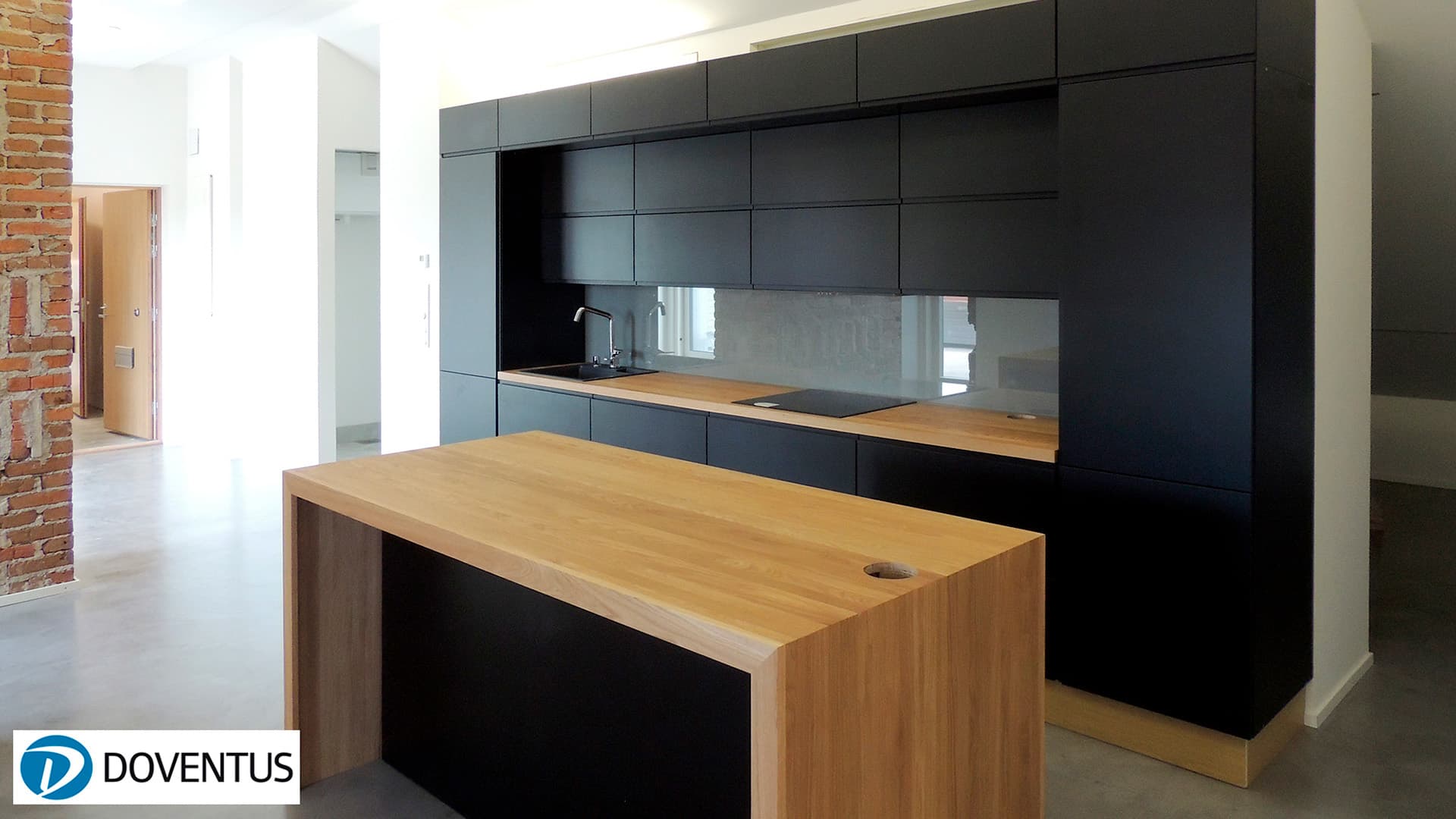 <p data-block-key="i9fv3">Kova työ palkitaan ja usein vaativan saneerauksen jälkeen asunnossa on tyylikäs ja moderni keittiö kalusteineen. Myös upeat ja tehokkaat valaistusratkaisut ovat nykyaikaa. Kuva Doventus Oy.</p>