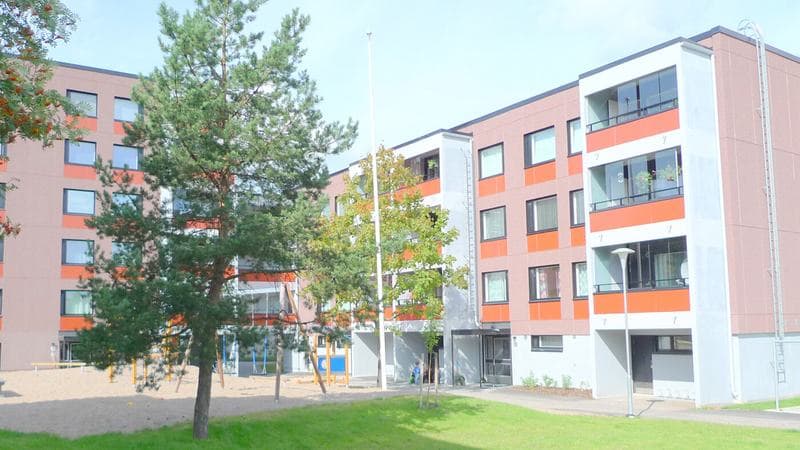 Kesän yleisimmät taloyhtiökysymykset: Saako parvekkeella grillata, rakentaa grillin pihalle tai asentaa ilmalämpöpumpun?