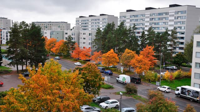 ylhäältä kuvatussa maisemassa autoja tiellä ja paljon kerrostaloja taustalla
