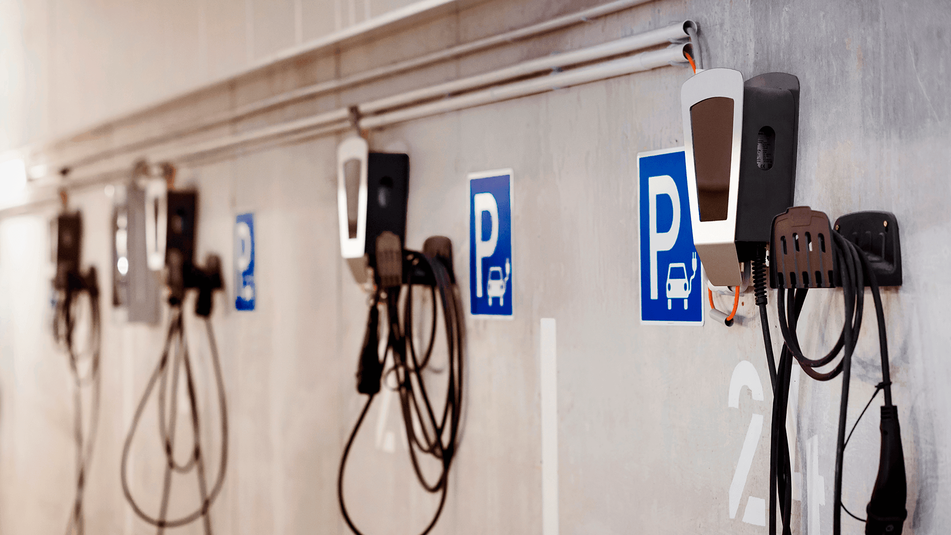 <p data-block-key="dj2y9">Sähköautojen latauspaikat suunnitellaan taloyhtiössä kustannusten ja tarpeiden mukaan. (Kuvituskuva: Adobe Stock)</p>