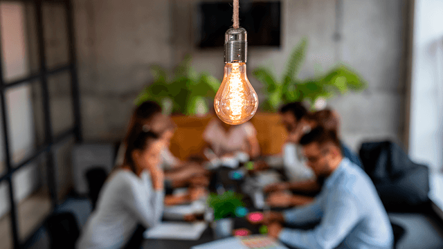 taloyhtiön hallitus kokoontuu pöydän ympärille