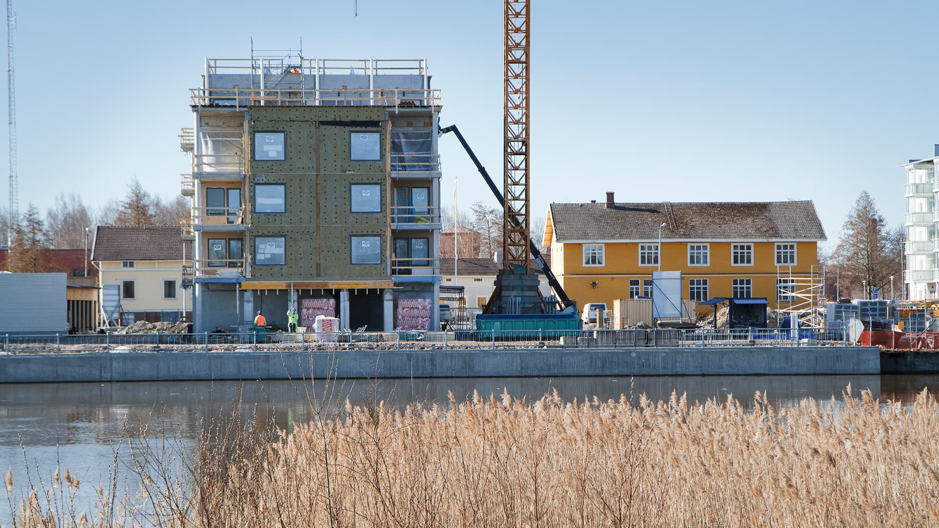 rakenteilla oleva kerrostalo