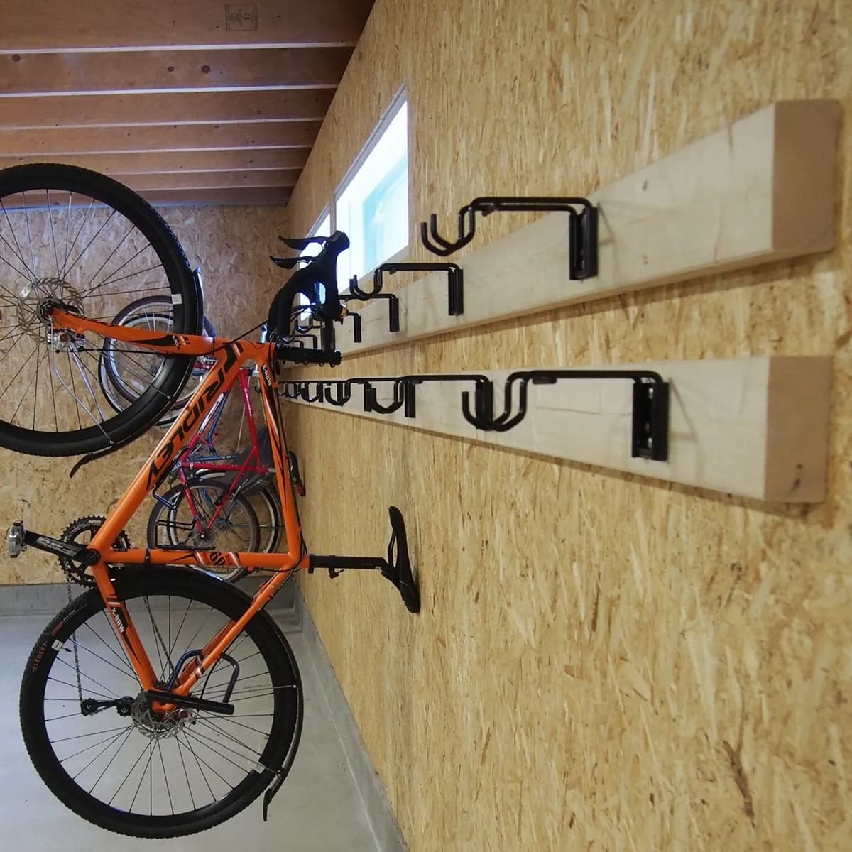 <p data-block-key="pq7j5">FK-1 on seinäkoukku, joka pitää pyörän tukevasti ohjaustangosta ja satulaa vasten – selkeä ja tilaa säästävä säilytysratkaisu.</p>