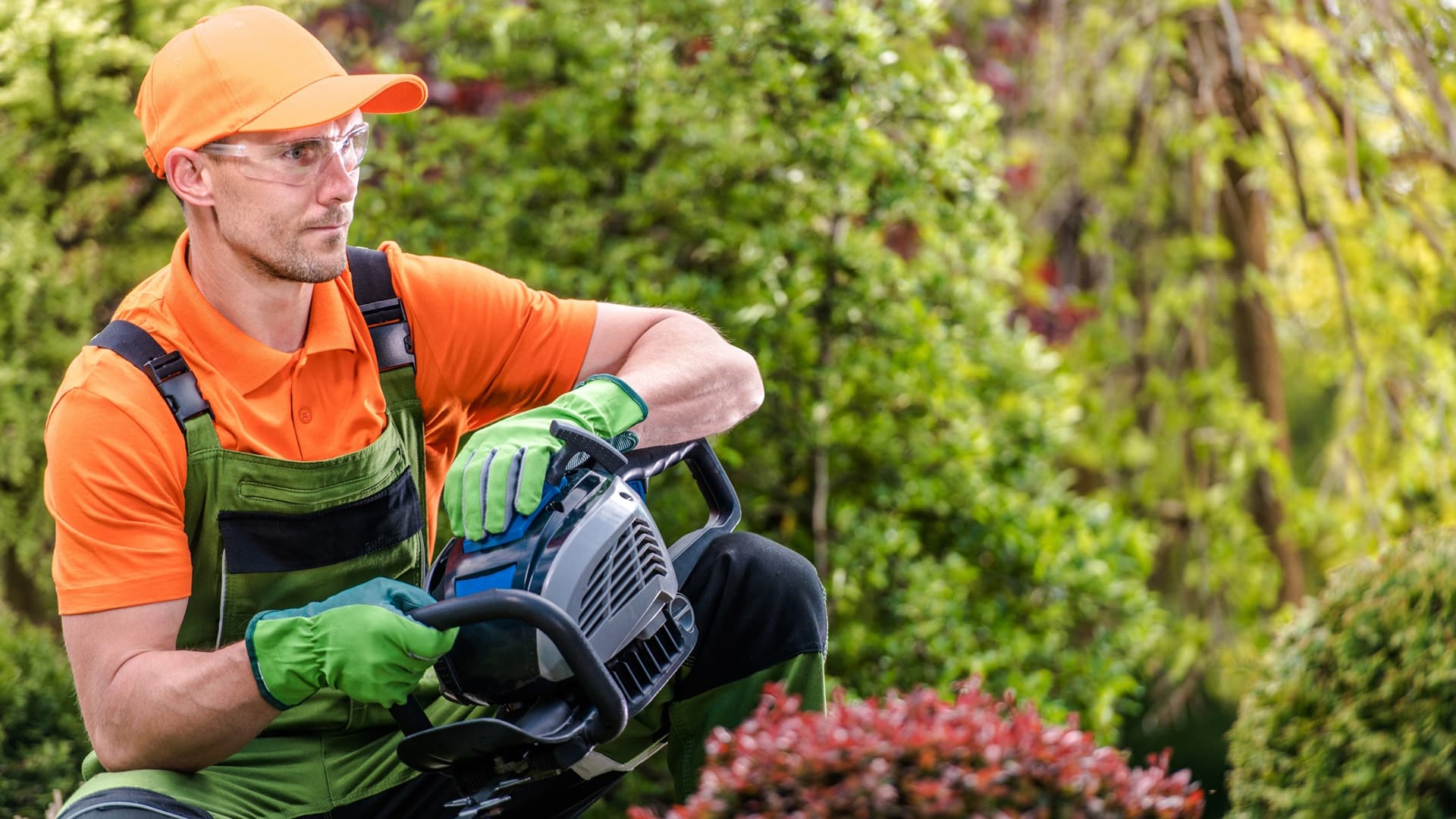 <p data-block-key="od434">‒ Ei ole mitään järkeä tehdä hienoja istutusryhmiä tai istuttaa kalliita puita, jos ne jätetään hunningolle, toteaa Marja Kärki.</p>