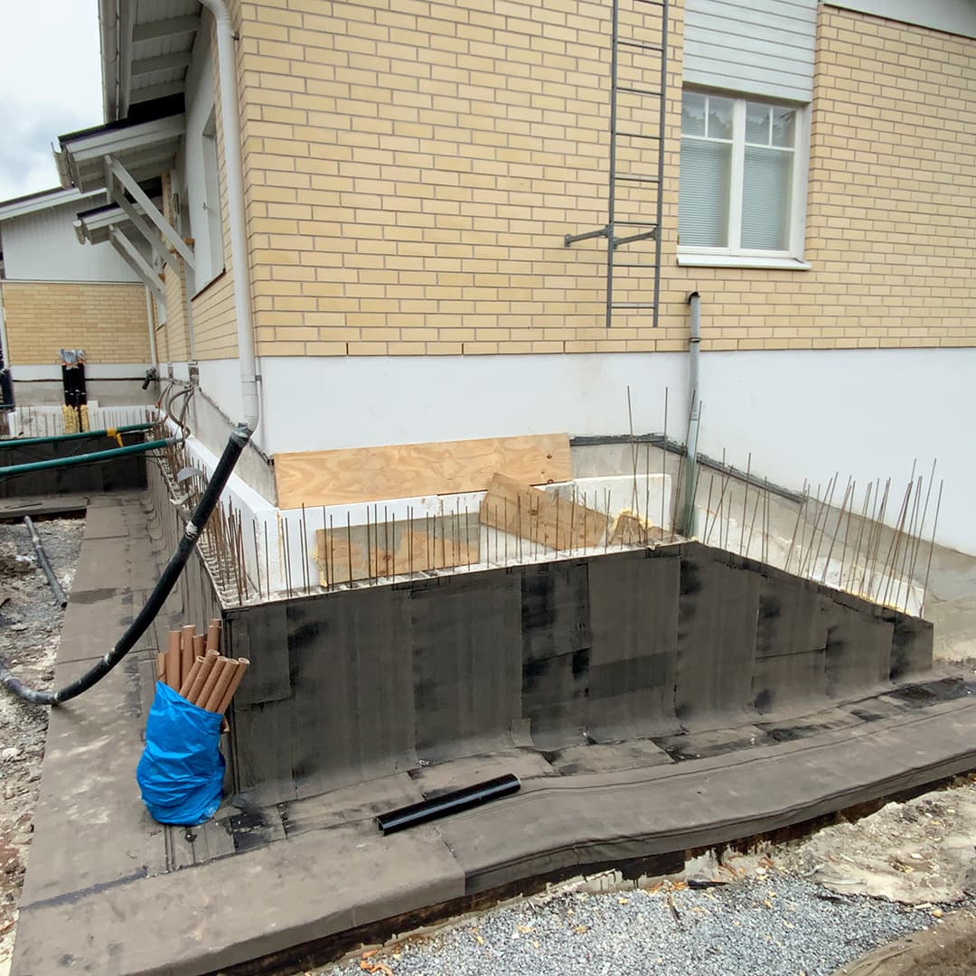 <p data-block-key="uvy68">Maanpaineseinän kosteusongelmien tultua ilmi, taloyhtiö teki mittavat salaojitukset tukirakenteineen. SafeDrying-järjestelmällä nopeutettiin märkien rakenteiden kuivumista ja samalla lisätään rakenteiden vikasietoisuutta myös tulevaisuudessa.</p>