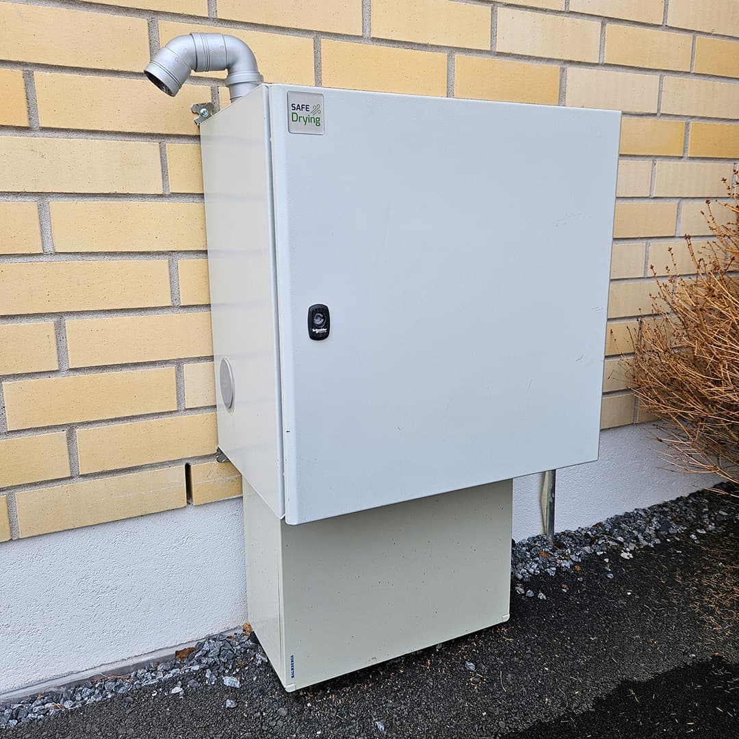 <p data-block-key="4nx37">SafeDrying-kuivatusyksikkö asennettuna huomaamattomasti talon ulkoseinään. Laite kierrättää ilmaa säännöllisin väliajoin rakenteiden sisällä ja pitää ne kuivina – pysyvästi ja turvallisesti.</p>