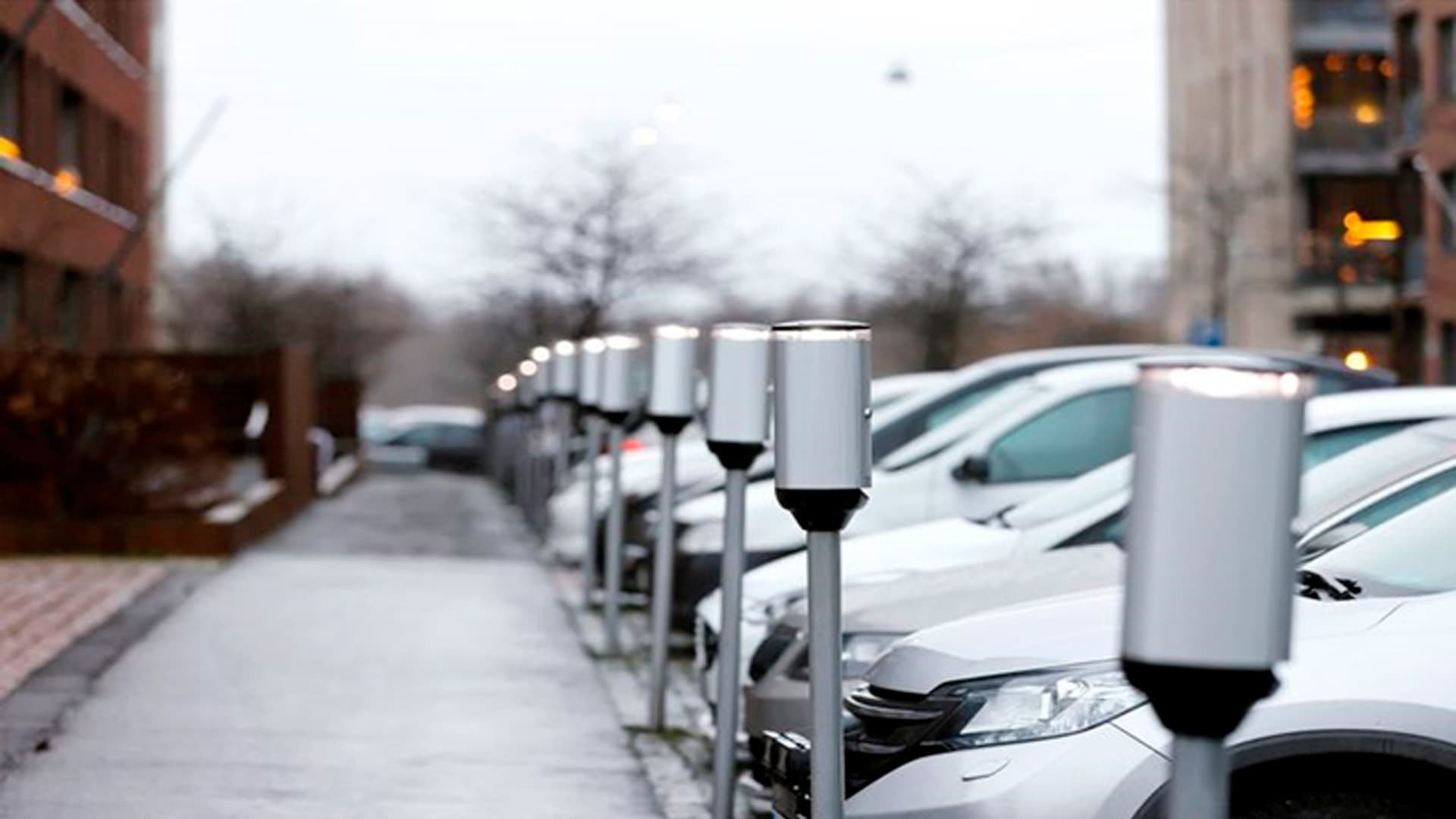 <p data-block-key="dj2y9">Selkeät opasteet ja sovittu valvontamalli ehkäisevät luvattoman pysäköinnin ja auttavat pitämään pihan järjestyksessä. (Kuvituskuva: Adobe Stock)</p>