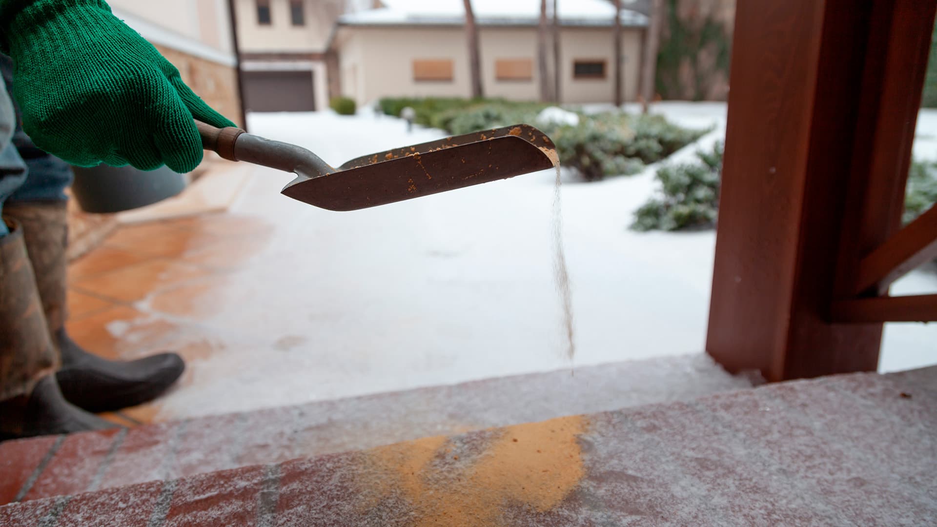 <p data-block-key="b1m6y">Ammattilaisen tekemä kattolumityö varmistaa turvallisen pihan myös vilkkaiden kulkureittien varrella. (Kuva Adobe Stock)</p>